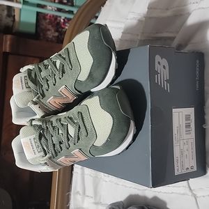 New in box womens New Balance 574 sz 9